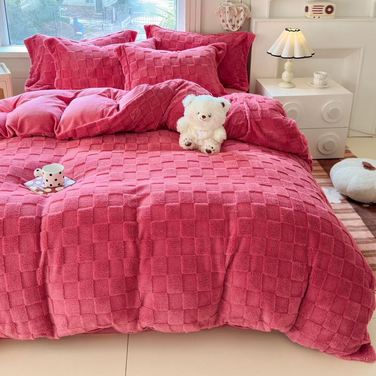 91家纺网 家纺一手货源 找家纺 7V 2025新款A类牛奶绒立体格四件套雕花绒夹棉床盖床笠四件套全工艺牛奶绒 玫红