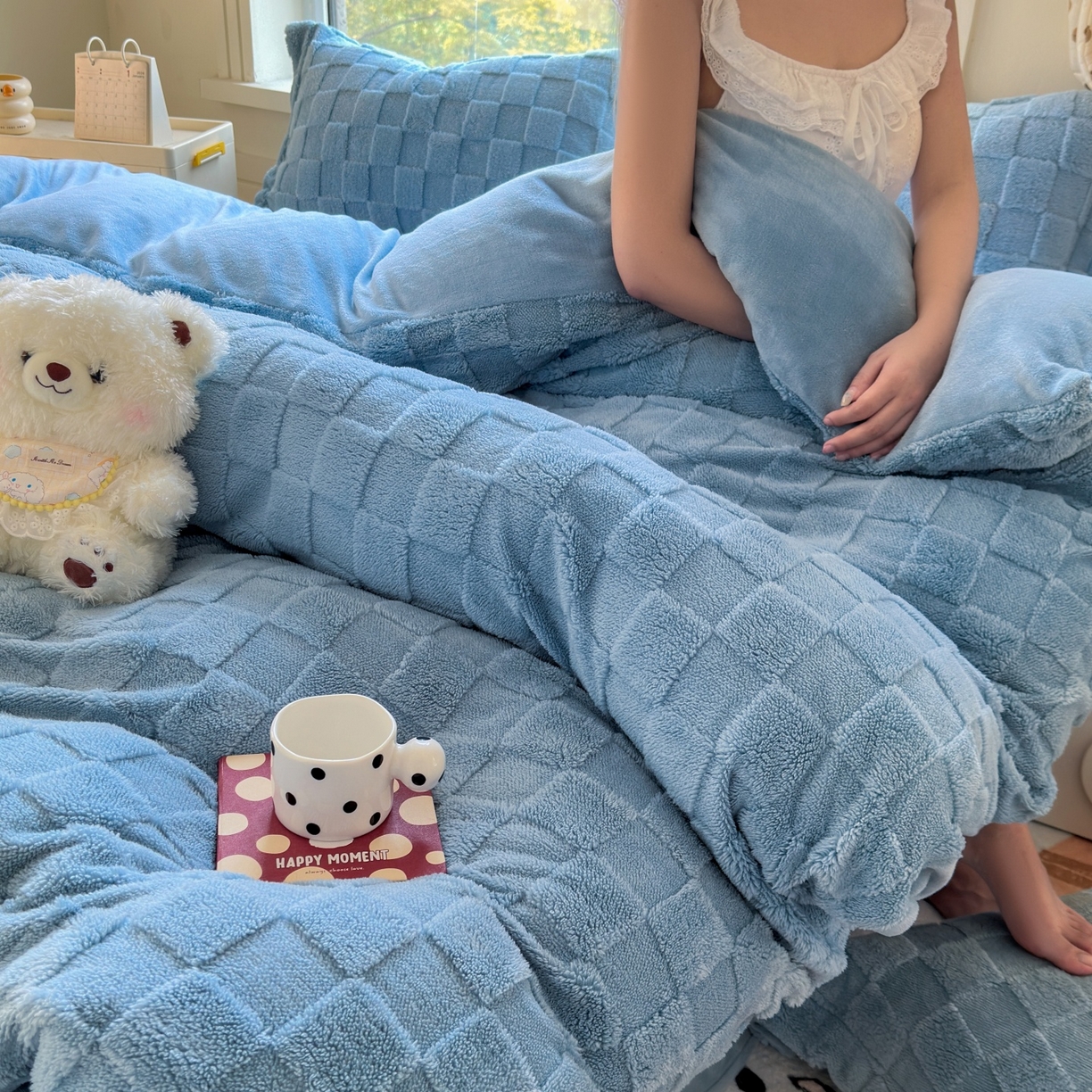 91家纺网 家纺一手货源 找家纺 7V 2025新款A类牛奶绒立体格四件套雕花绒夹棉床盖床笠四件套全工艺牛奶绒 蓝色