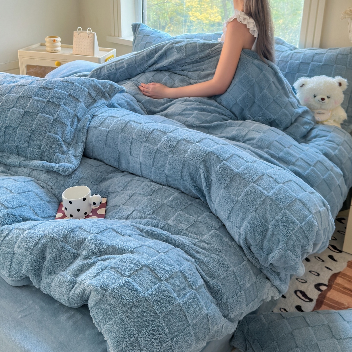 91家纺网 家纺一手货源 找家纺 7V 2025新款A类牛奶绒立体格四件套雕花绒夹棉床盖床笠四件套全工艺牛奶绒 蓝色