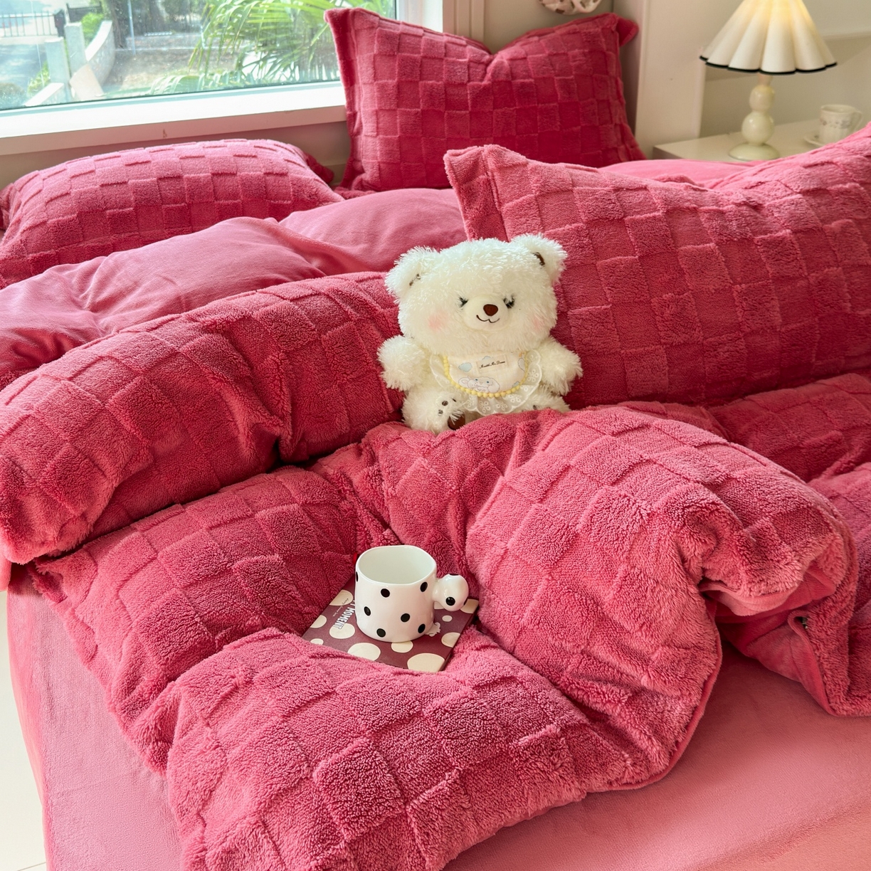 91家纺网 家纺一手货源 找家纺 7V 2025新款A类牛奶绒立体格四件套雕花绒夹棉床盖床笠四件套全工艺牛奶绒 玫红