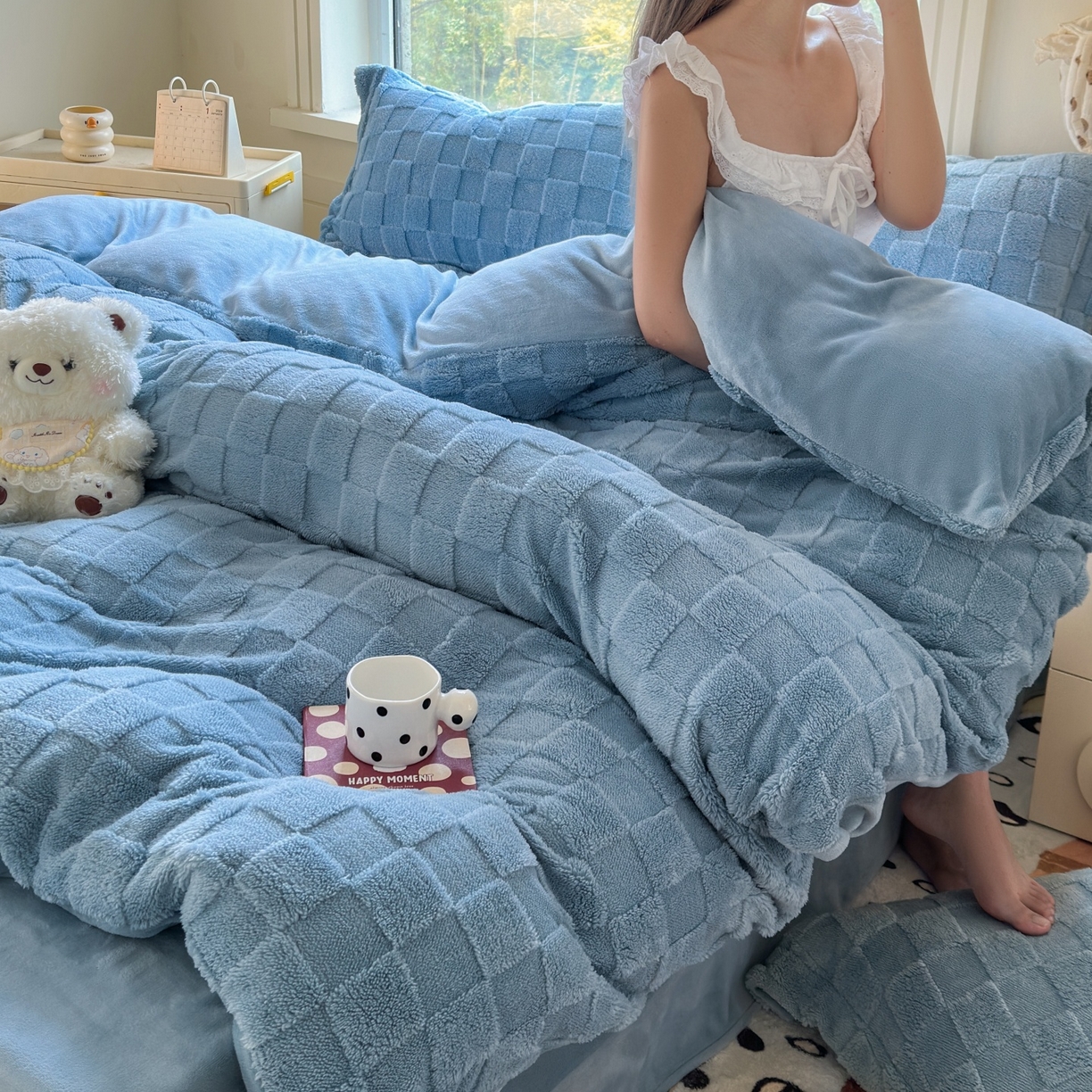 91家纺网 家纺一手货源 找家纺 7V 2025新款A类牛奶绒立体格四件套雕花绒夹棉床盖床笠四件套全工艺牛奶绒 蓝色