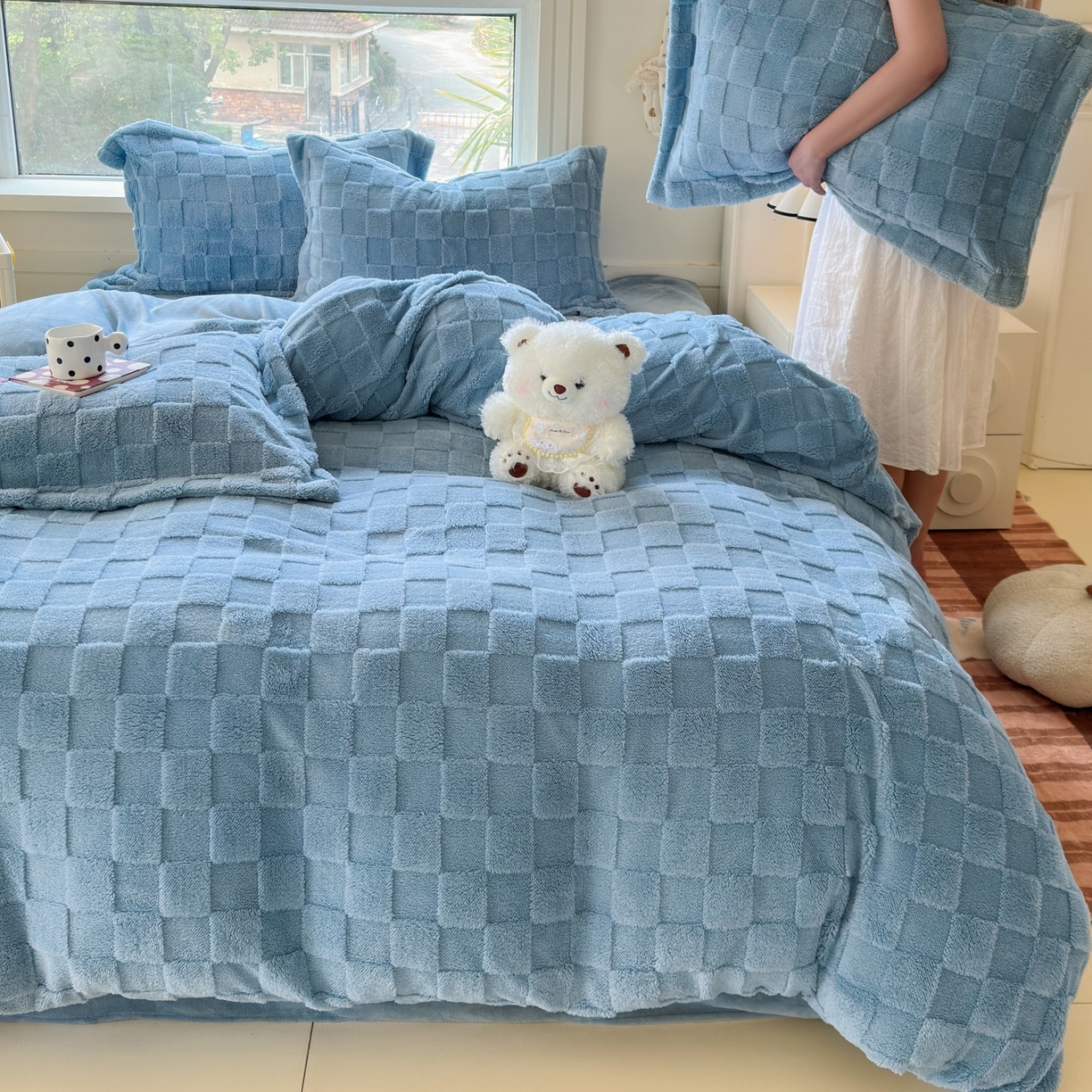 91家纺网 家纺一手货源 找家纺 7V 2025新款A类牛奶绒立体格四件套雕花绒夹棉床盖床笠四件套全工艺牛奶绒 蓝色