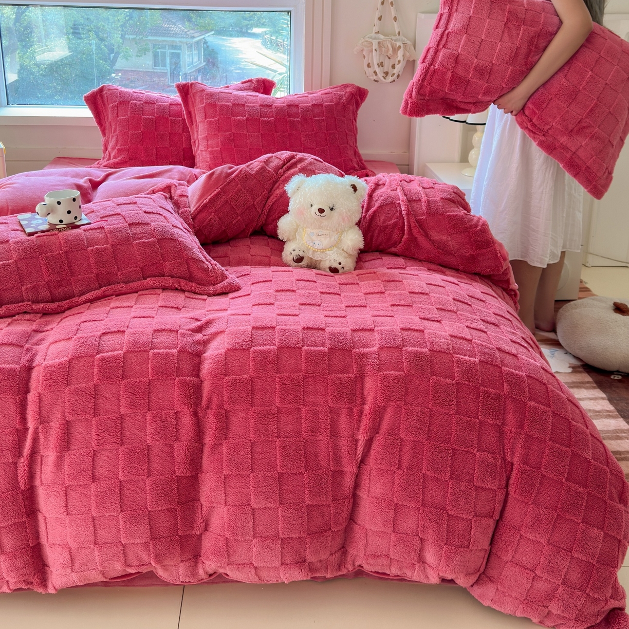 91家纺网 家纺一手货源 找家纺 7V 2025新款A类牛奶绒立体格四件套雕花绒夹棉床盖床笠四件套全工艺牛奶绒 玫红