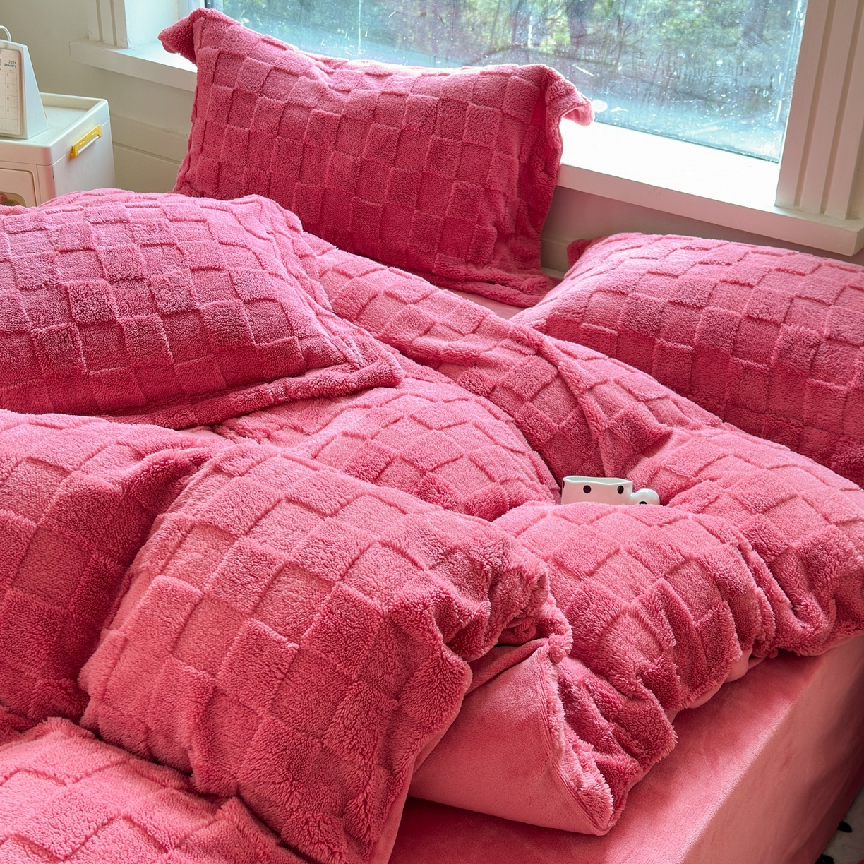 91家纺网 家纺一手货源 找家纺 7V 2025新款A类牛奶绒立体格四件套雕花绒夹棉床盖床笠四件套全工艺牛奶绒 玫红