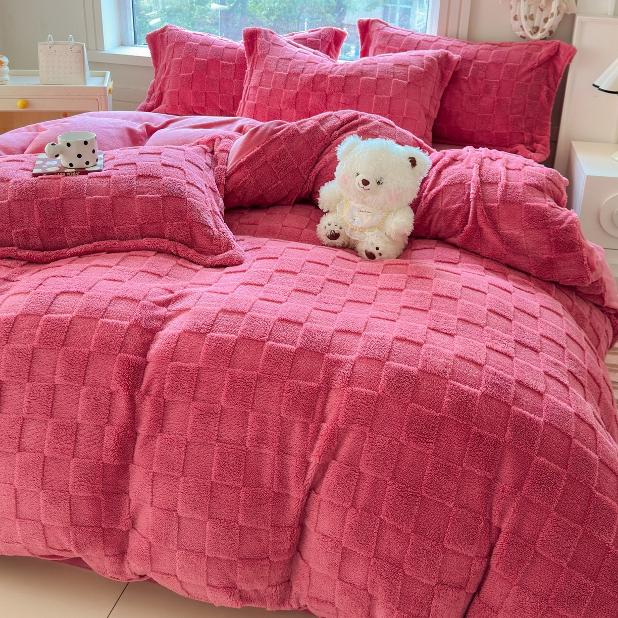 91家纺网 家纺一手货源 找家纺 7V 2025新款A类牛奶绒立体格四件套雕花绒夹棉床盖床笠四件套全工艺牛奶绒 玫红