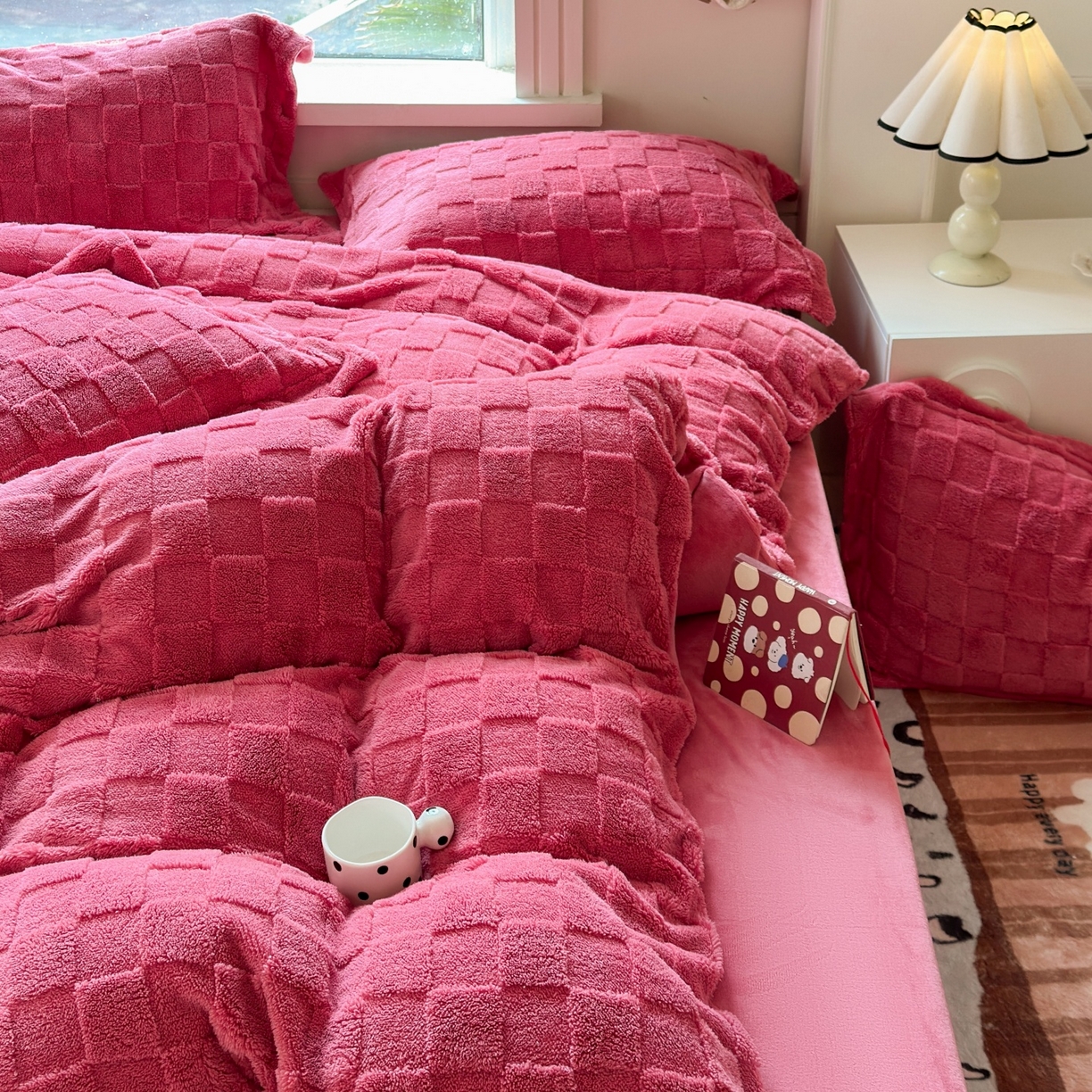 91家纺网 家纺一手货源 找家纺 7V 2025新款A类牛奶绒立体格四件套雕花绒夹棉床盖床笠四件套全工艺牛奶绒 玫红