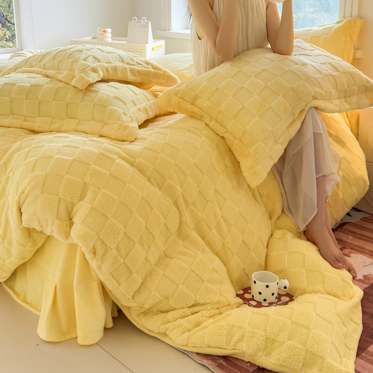 91家纺网 家纺一手货源 找家纺 7V 2025新款A类牛奶绒立体格四件套雕花绒夹棉床盖床笠四件套全工艺牛奶绒 嫩黄