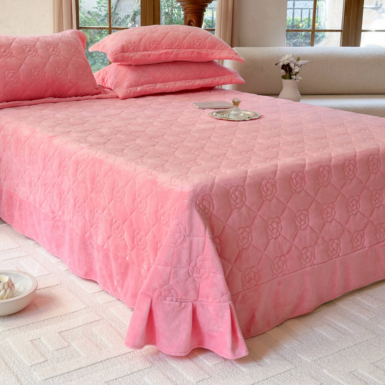 91家纺网 家纺一手货源 找家纺 7V 2025新款A类牛奶绒立体格四件套雕花绒夹棉床盖床笠四件套全工艺牛奶绒 粉色