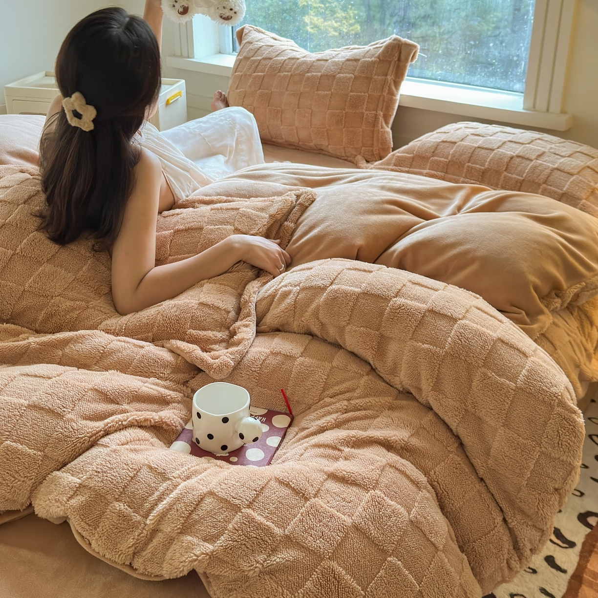 91家纺网 家纺一手货源 找家纺 7V 2025新款A类牛奶绒立体格四件套雕花绒夹棉床盖床笠四件套全工艺牛奶绒 驼色