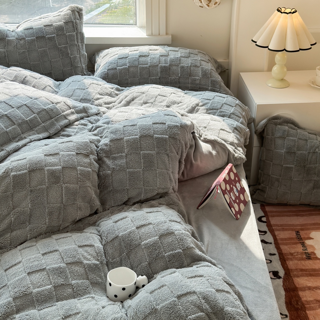 91家纺网 家纺一手货源 找家纺 7V 2025新款A类牛奶绒立体格四件套雕花绒夹棉床盖床笠四件套全工艺牛奶绒 灰色