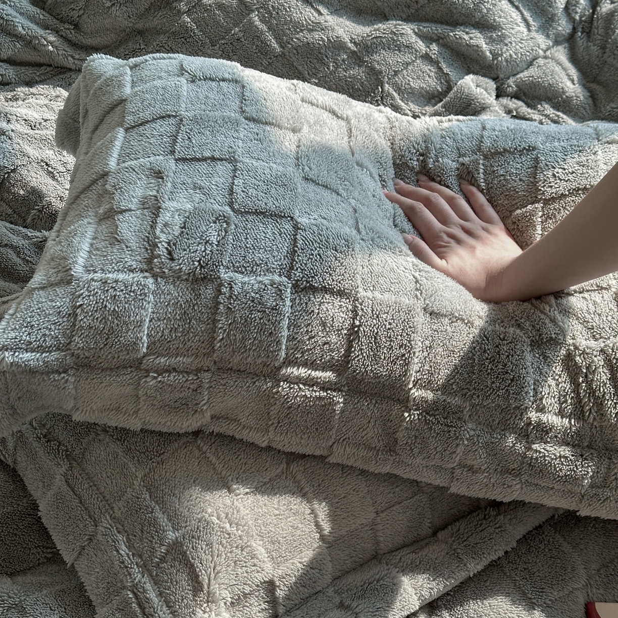 91家纺网 家纺一手货源 找家纺 7V 2025新款A类牛奶绒立体格四件套雕花绒夹棉床盖床笠四件套全工艺牛奶绒 灰色