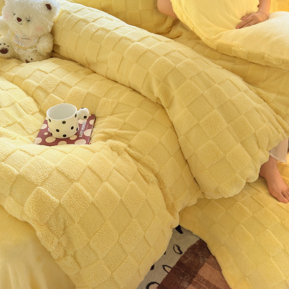 91家纺网 家纺一手货源 找家纺 7V 2025新款A类牛奶绒立体格四件套雕花绒夹棉床盖床笠四件套全工艺牛奶绒 嫩黄