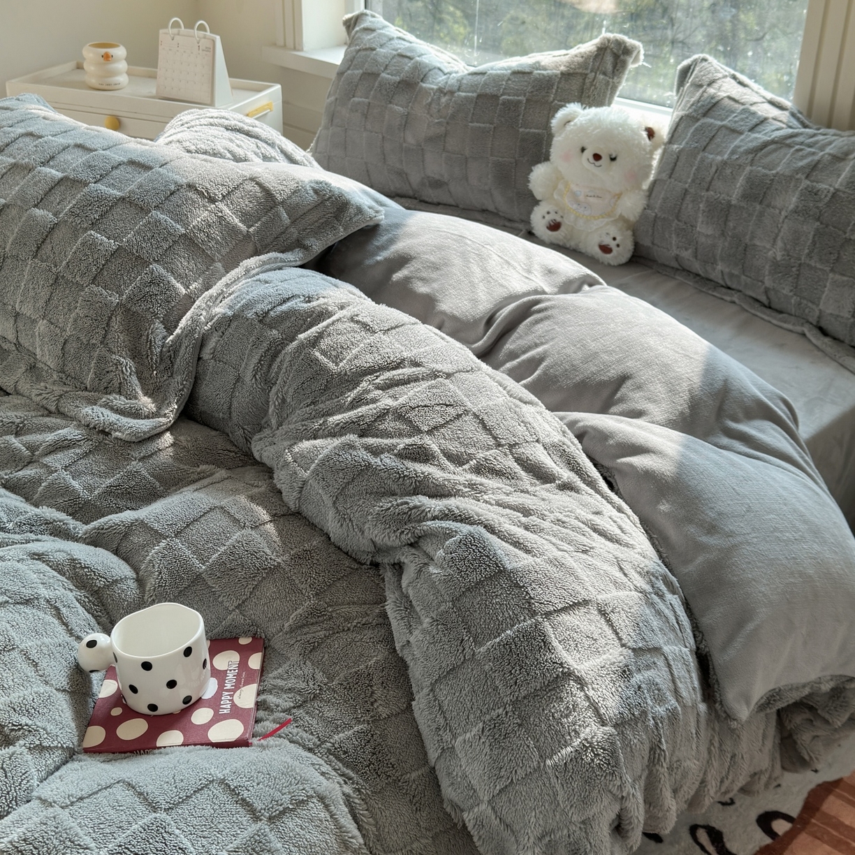 91家纺网 家纺一手货源 找家纺 7V 2025新款A类牛奶绒立体格四件套雕花绒夹棉床盖床笠四件套全工艺牛奶绒 灰色