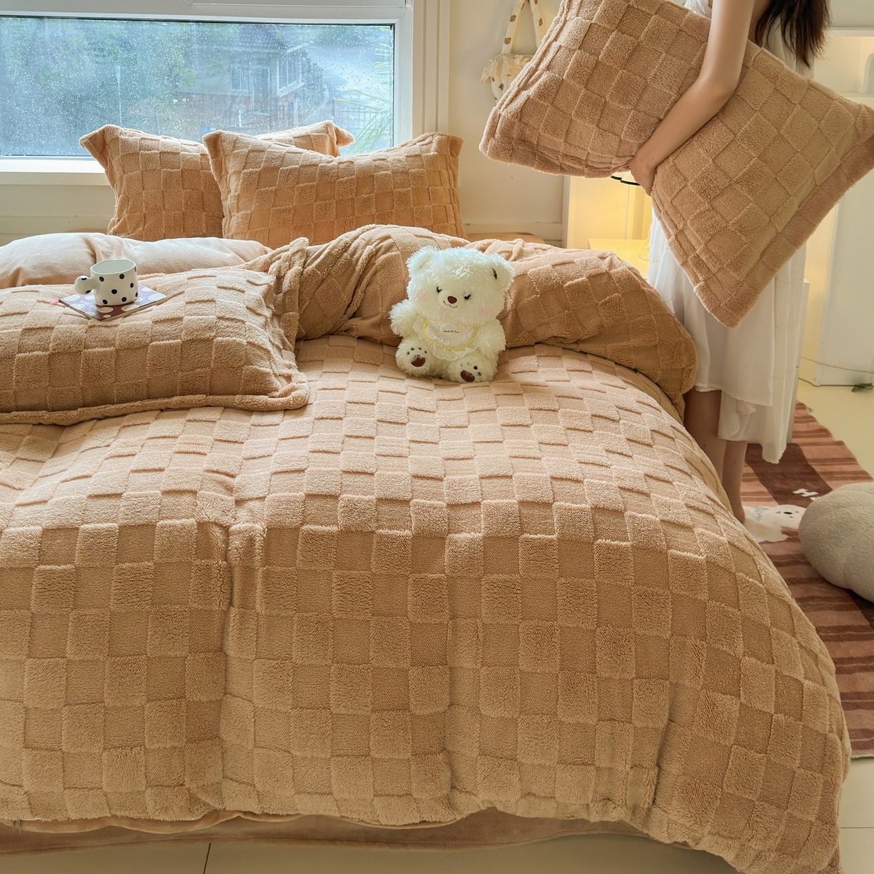 91家纺网 家纺一手货源 找家纺 7V 2025新款A类牛奶绒立体格四件套雕花绒夹棉床盖床笠四件套全工艺牛奶绒 驼色