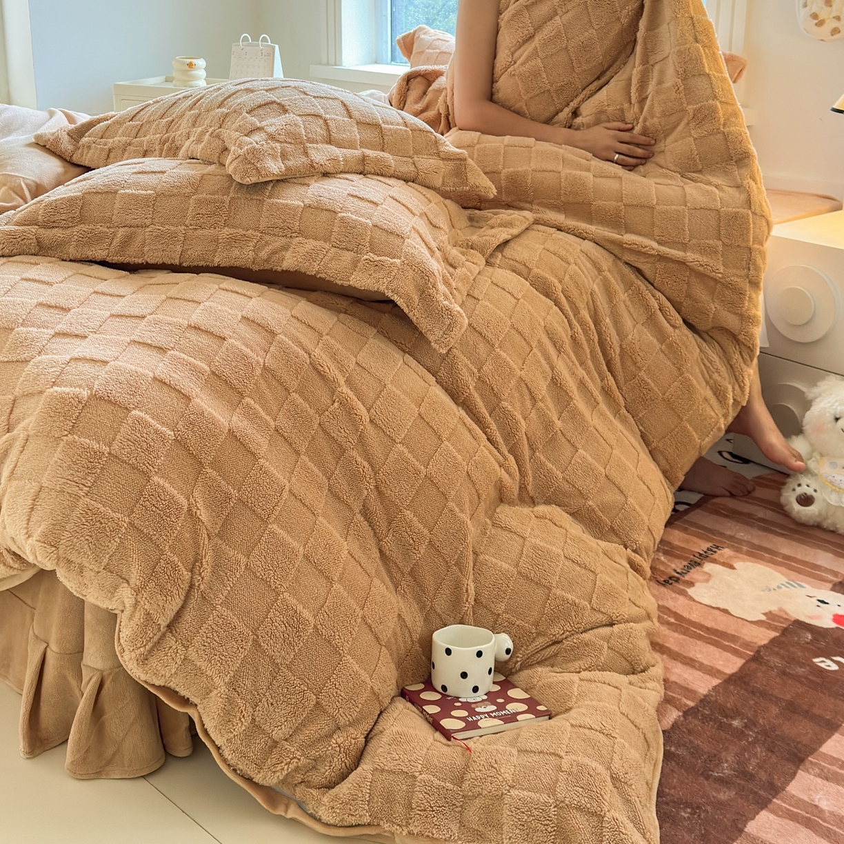 91家纺网 家纺一手货源 找家纺 7V 2025新款A类牛奶绒立体格四件套雕花绒夹棉床盖床笠四件套全工艺牛奶绒 驼色