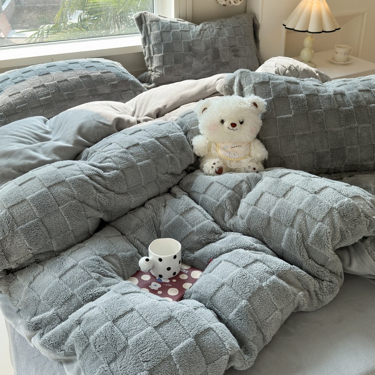 91家纺网 家纺一手货源 找家纺 7V 2025新款A类牛奶绒立体格四件套雕花绒夹棉床盖床笠四件套全工艺牛奶绒 灰色