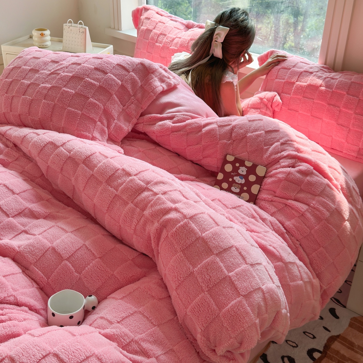 91家纺网 家纺一手货源 找家纺 7V 2025新款A类牛奶绒立体格四件套雕花绒夹棉床盖床笠四件套全工艺牛奶绒 粉色