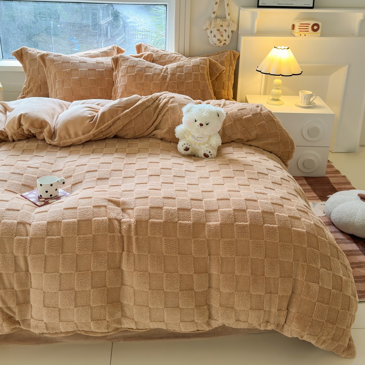 91家纺网 家纺一手货源 找家纺 7V 2025新款A类牛奶绒立体格四件套雕花绒夹棉床盖床笠四件套全工艺牛奶绒 驼色