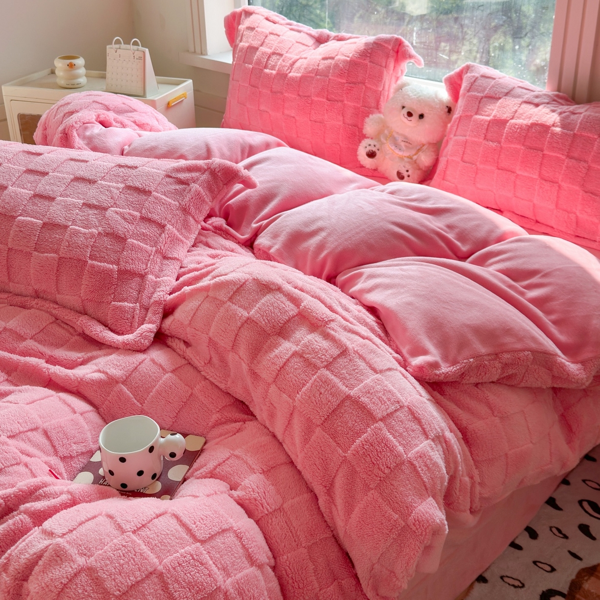 91家纺网 家纺一手货源 找家纺 7V 2025新款A类牛奶绒立体格四件套雕花绒夹棉床盖床笠四件套全工艺牛奶绒 粉色