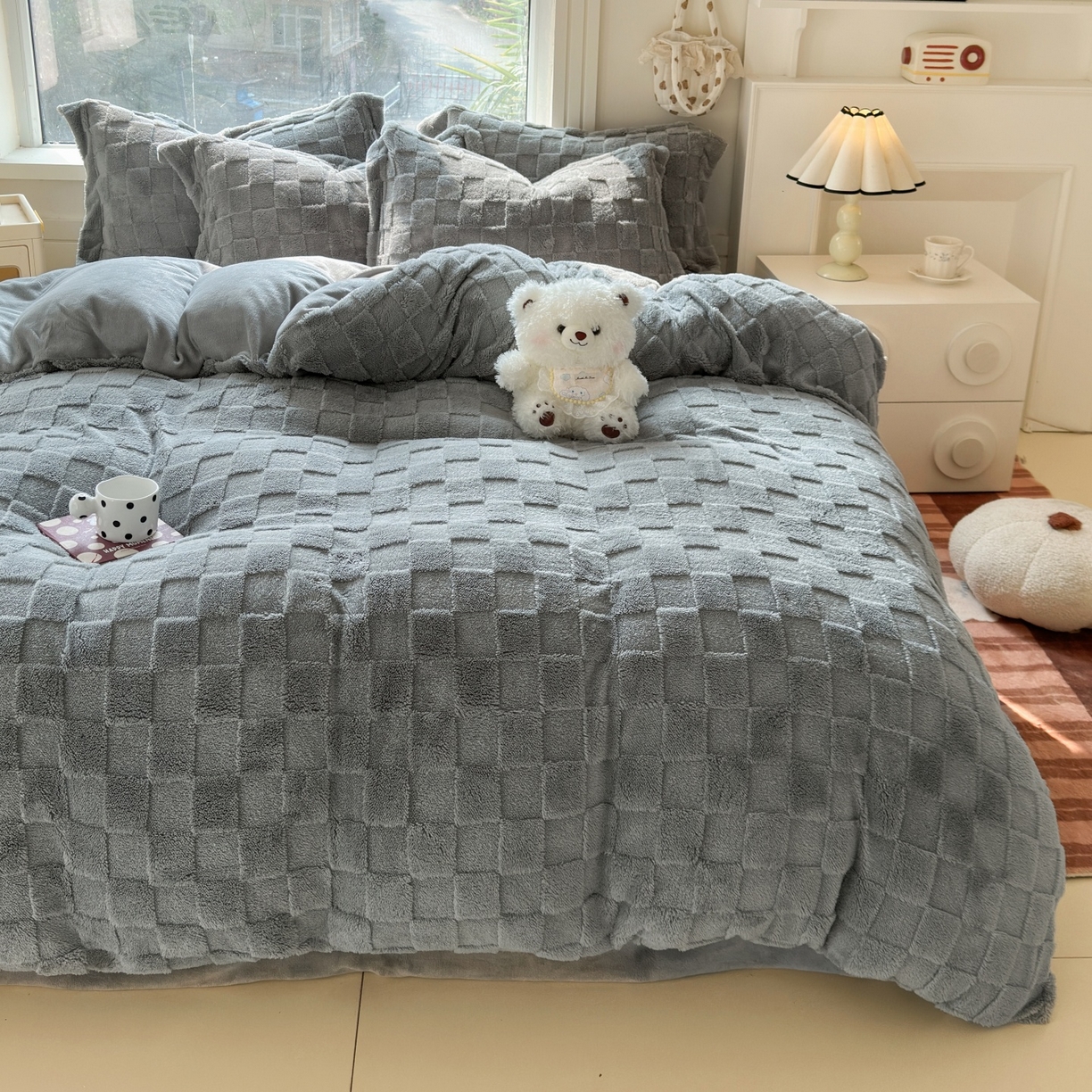 91家纺网 家纺一手货源 找家纺 7V 2025新款A类牛奶绒立体格四件套雕花绒夹棉床盖床笠四件套全工艺牛奶绒 灰色