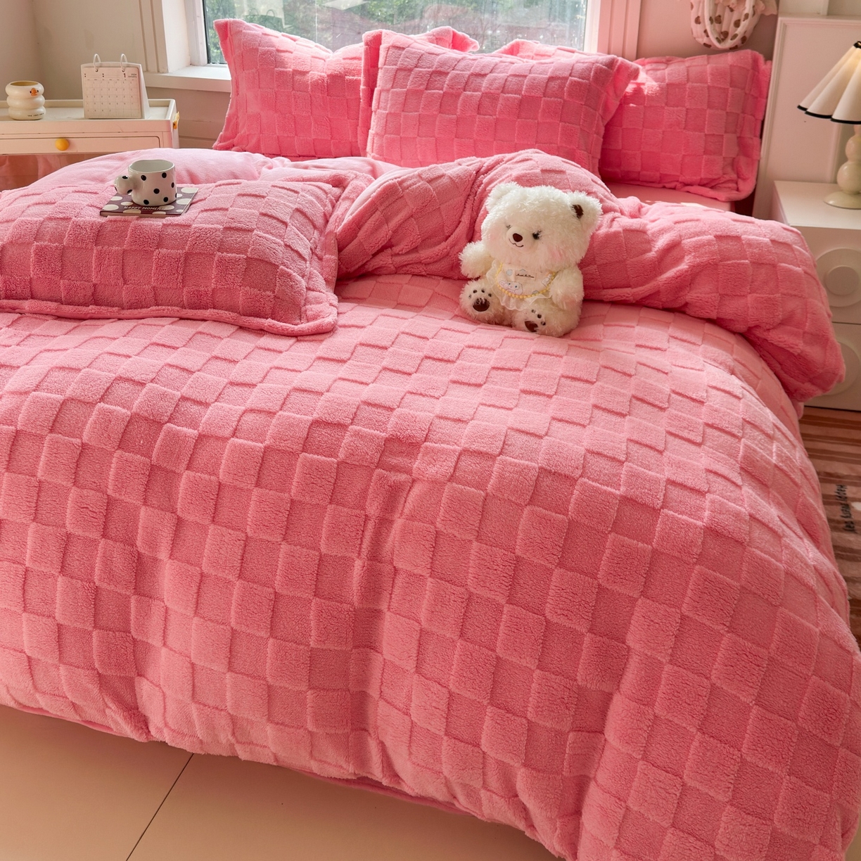 91家纺网 家纺一手货源 找家纺 7V 2025新款A类牛奶绒立体格四件套雕花绒夹棉床盖床笠四件套全工艺牛奶绒 粉色