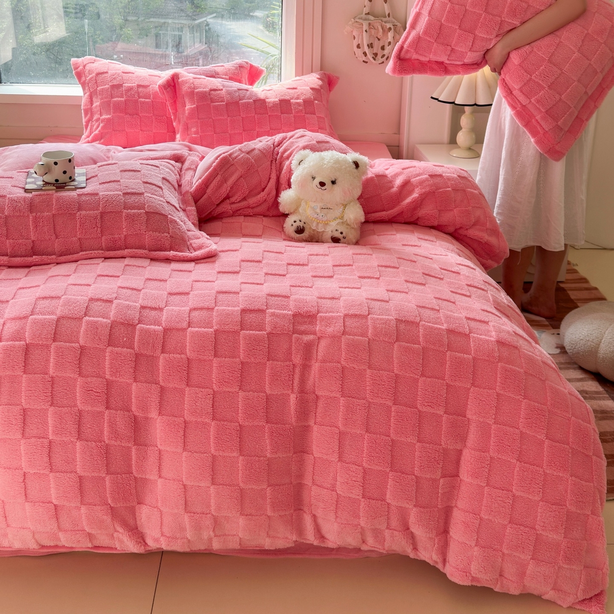 91家纺网 家纺一手货源 找家纺 7V 2025新款A类牛奶绒立体格四件套雕花绒夹棉床盖床笠四件套全工艺牛奶绒 粉色