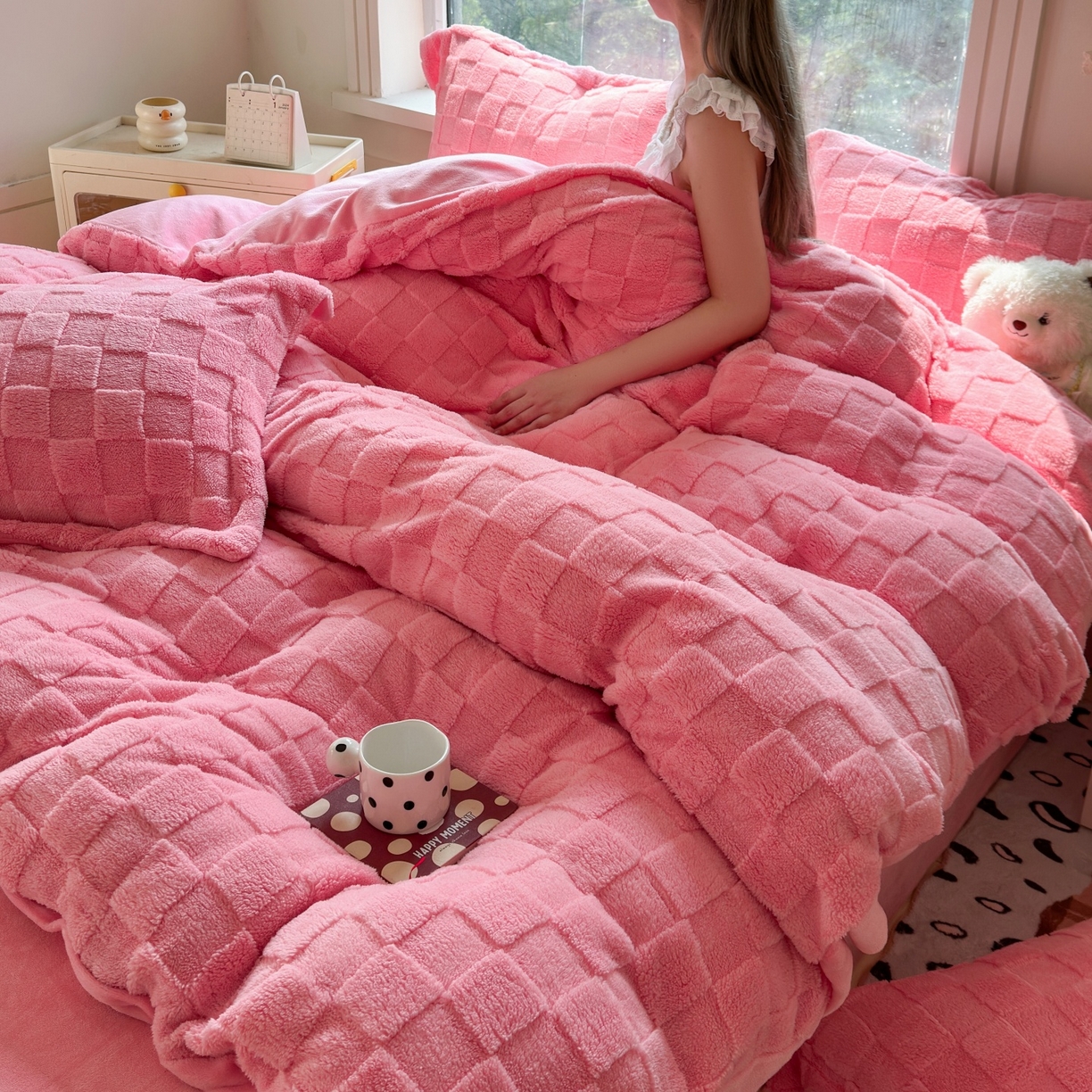 91家纺网 家纺一手货源 找家纺 7V 2025新款A类牛奶绒立体格四件套雕花绒夹棉床盖床笠四件套全工艺牛奶绒 粉色