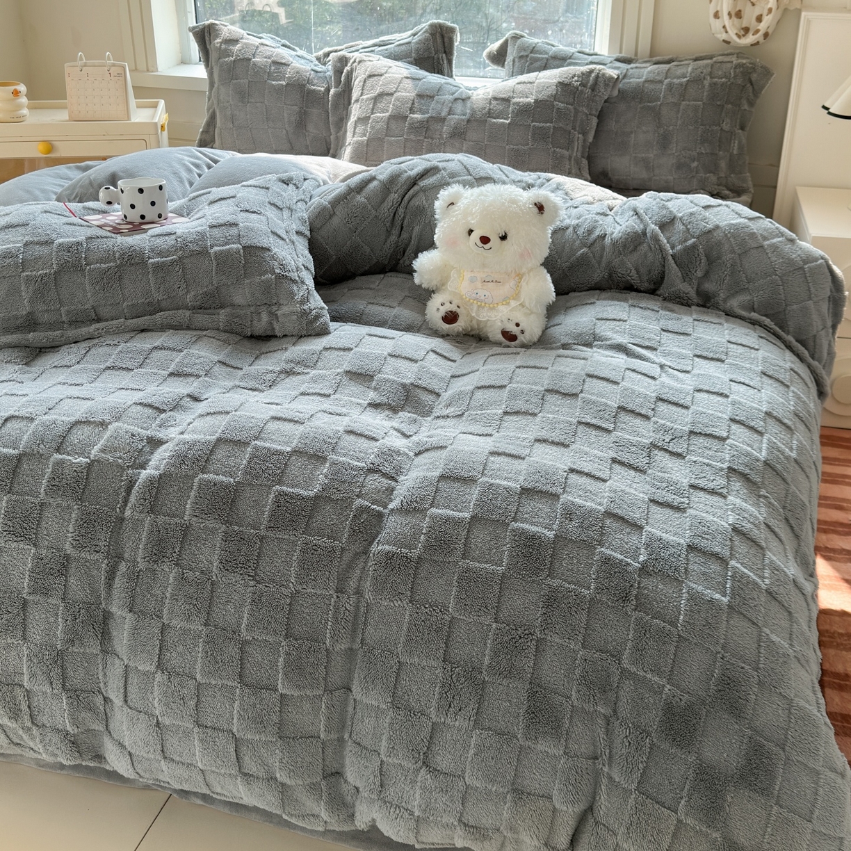 91家纺网 家纺一手货源 找家纺 7V 2025新款A类牛奶绒立体格四件套雕花绒夹棉床盖床笠四件套全工艺牛奶绒 灰色