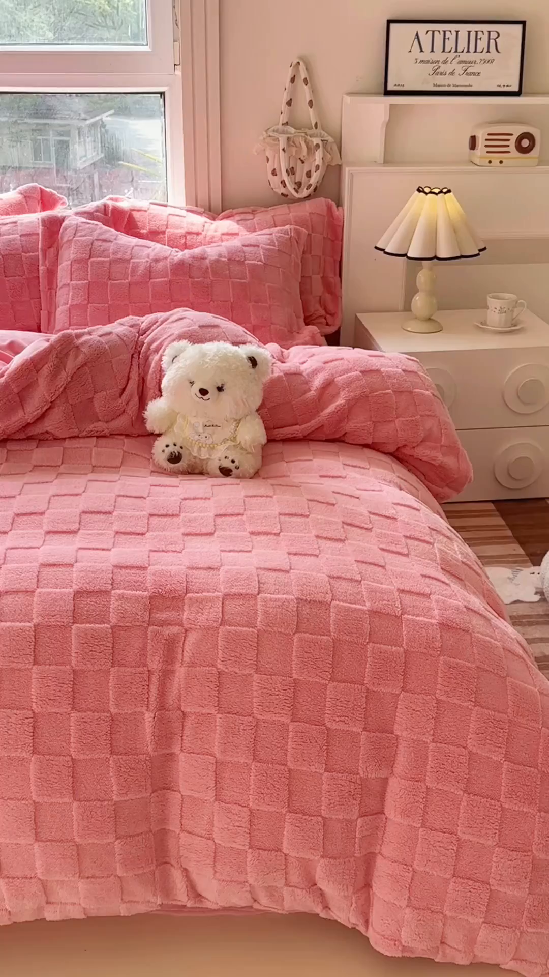 91家纺网 家纺一手货源 找家纺 7V 2025新款A类牛奶绒立体格四件套雕花绒夹棉床盖床笠四件套全工艺牛奶绒 粉色