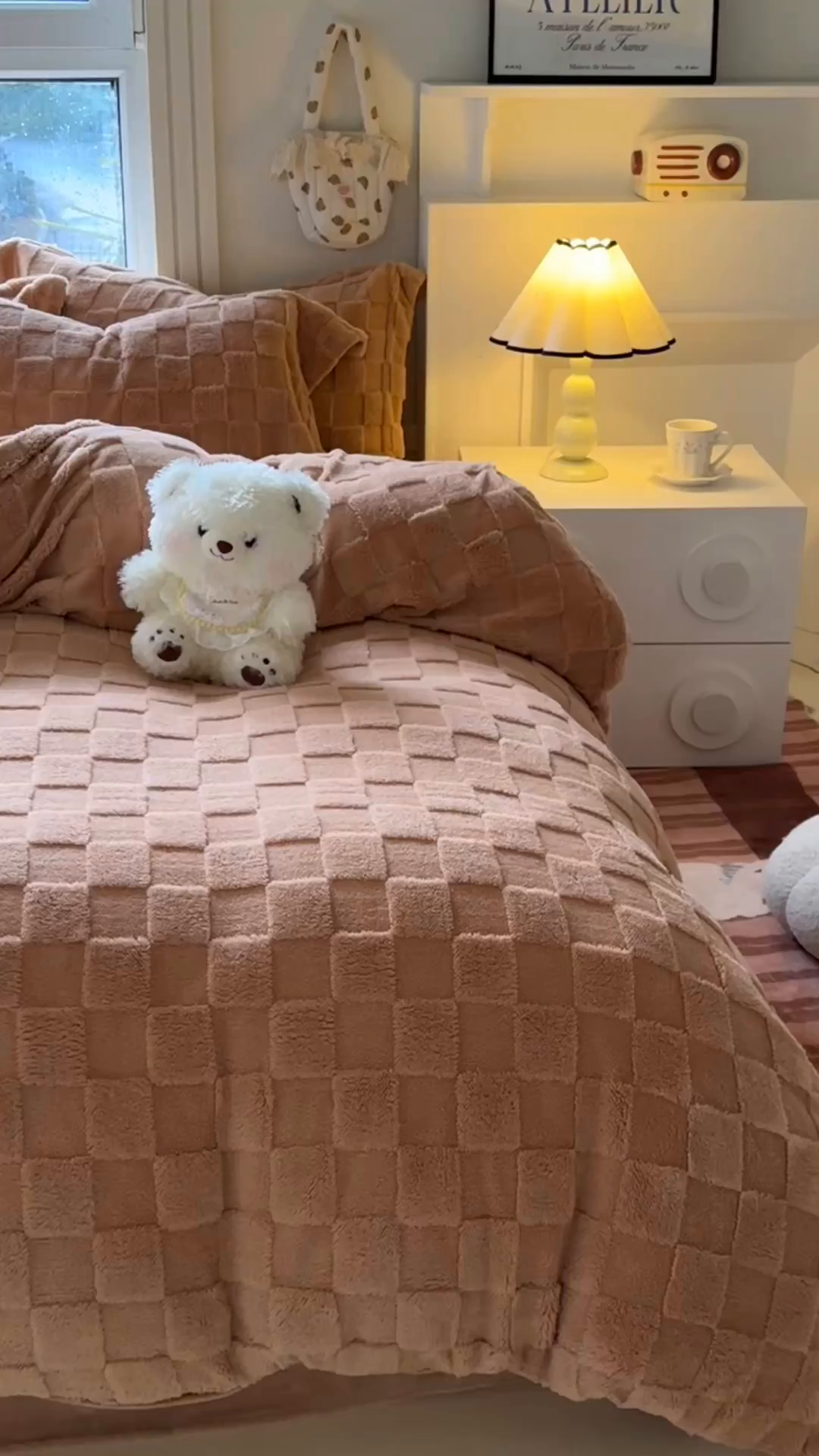 91家纺网 家纺一手货源 找家纺 7V 2025新款A类牛奶绒立体格四件套雕花绒夹棉床盖床笠四件套全工艺牛奶绒 驼色