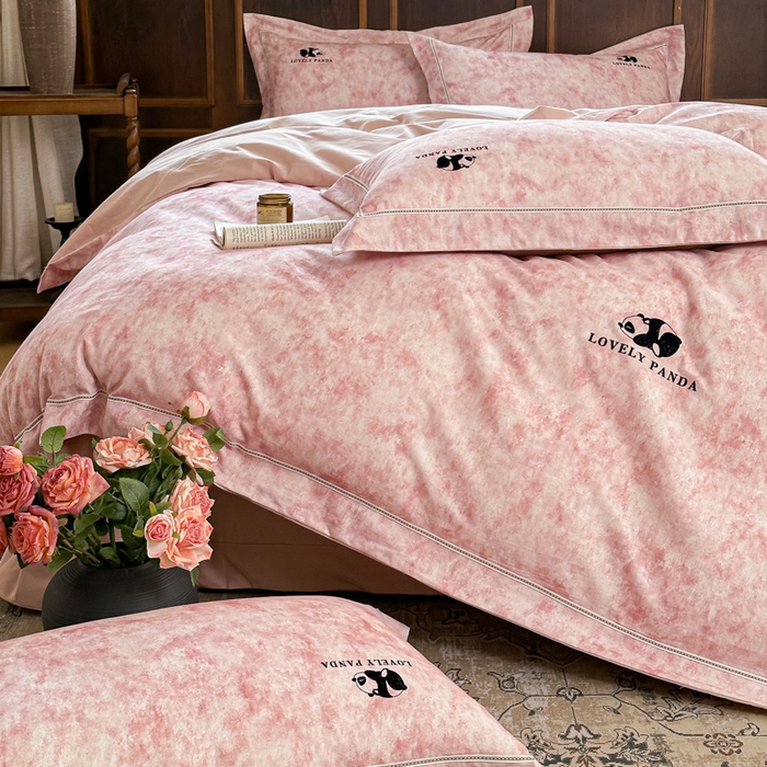 91家纺网 家纺一手货源 找家纺 舒慕家纺 2025新款长绒棉磨毛全棉磨毛四件套 熊猫-粉