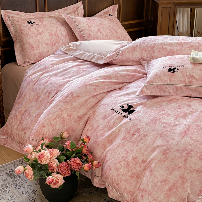 91家纺网 家纺一手货源 找家纺 舒慕家纺 2025新款长绒棉磨毛全棉磨毛四件套 熊猫-粉