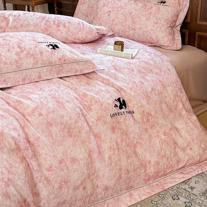 91家纺网 家纺一手货源 找家纺 舒慕家纺 2025新款长绒棉磨毛全棉磨毛四件套 熊猫-粉