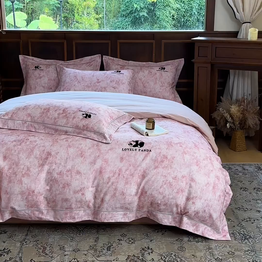 91家纺网 家纺一手货源 找家纺 舒慕家纺 2025新款长绒棉磨毛全棉磨毛四件套 熊猫-粉