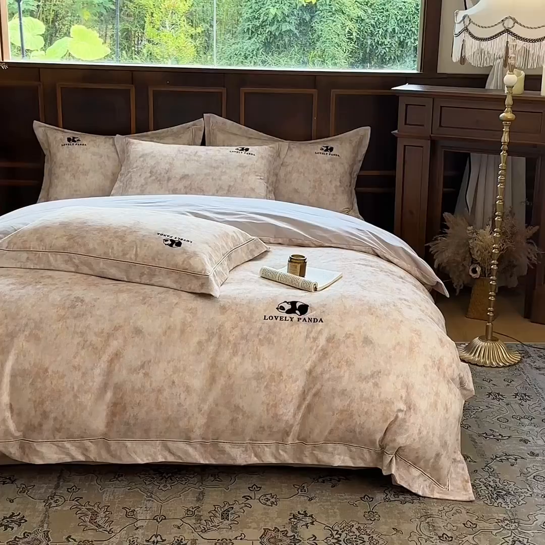 91家纺网 家纺一手货源 找家纺 舒慕家纺 2025新款长绒棉磨毛全棉磨毛四件套 熊猫-驼