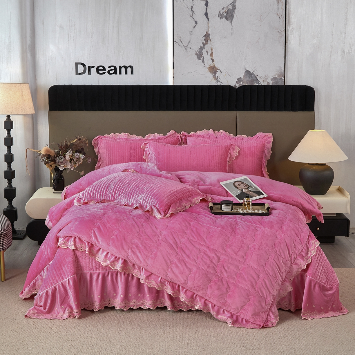 91家纺网 家纺一手货源 找家纺 青竹苑 2025新款婴儿绒宝宝绒玫瑰刺绣版床盖款四件套 慕达-妍红