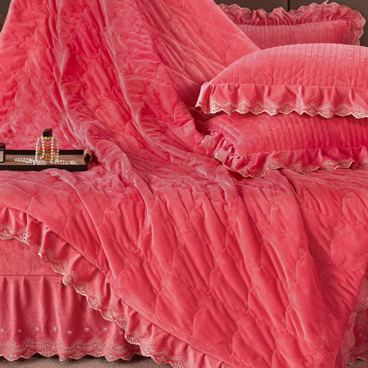 91家纺网 家纺一手货源 找家纺 青竹苑 2025新款婴儿绒宝宝绒玫瑰刺绣版床盖款四件套 慕达-深粉