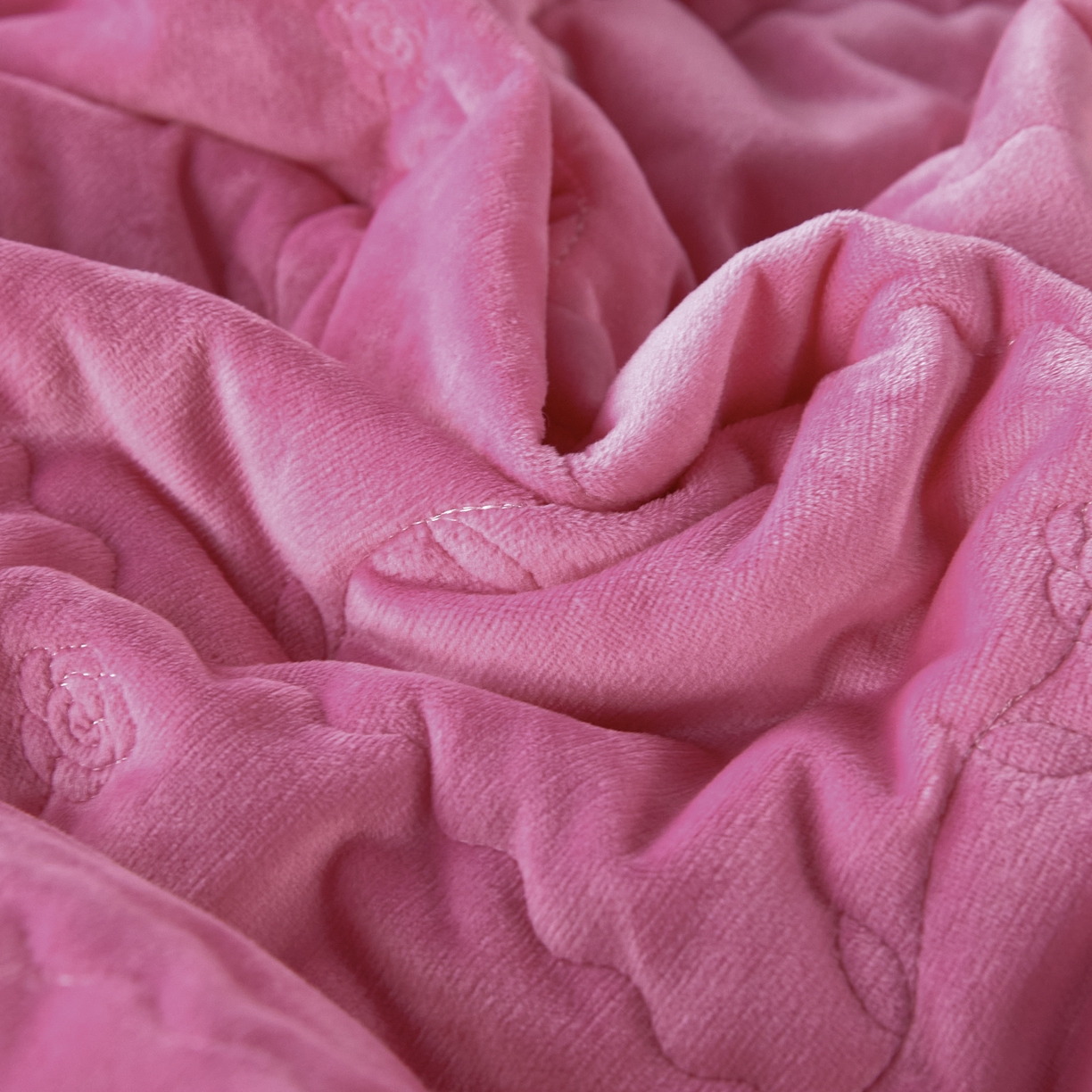 91家纺网 家纺一手货源 找家纺 青竹苑 2025新款婴儿绒宝宝绒玫瑰刺绣版床盖款四件套 慕达-妍红