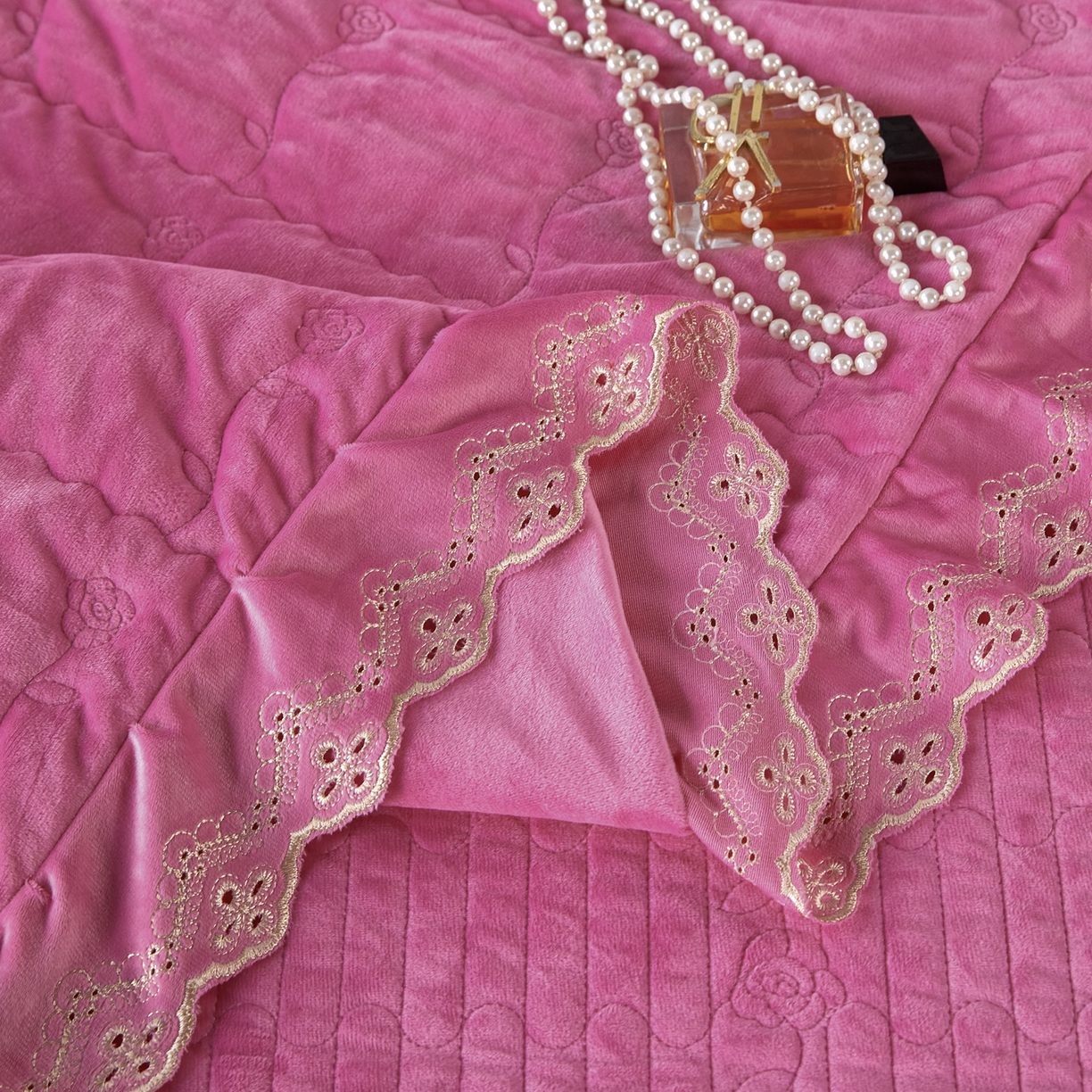 91家纺网 家纺一手货源 找家纺 青竹苑 2025新款婴儿绒宝宝绒玫瑰刺绣版床盖款四件套 慕达-妍红