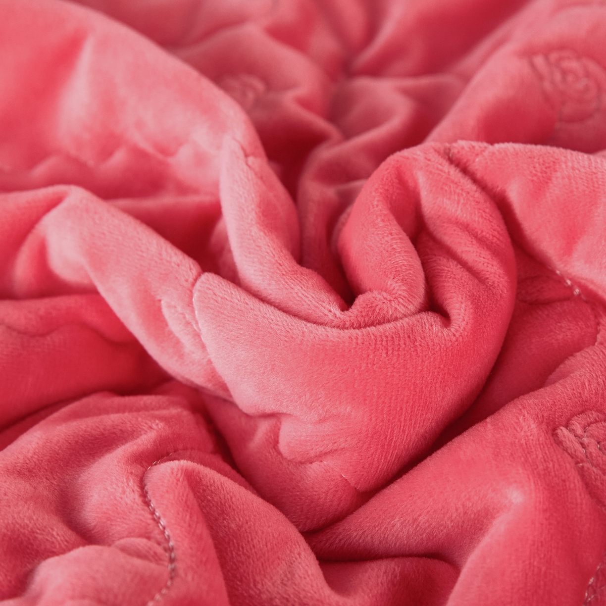 91家纺网 家纺一手货源 找家纺 青竹苑 2025新款婴儿绒宝宝绒玫瑰刺绣版床盖款四件套 慕达-深粉