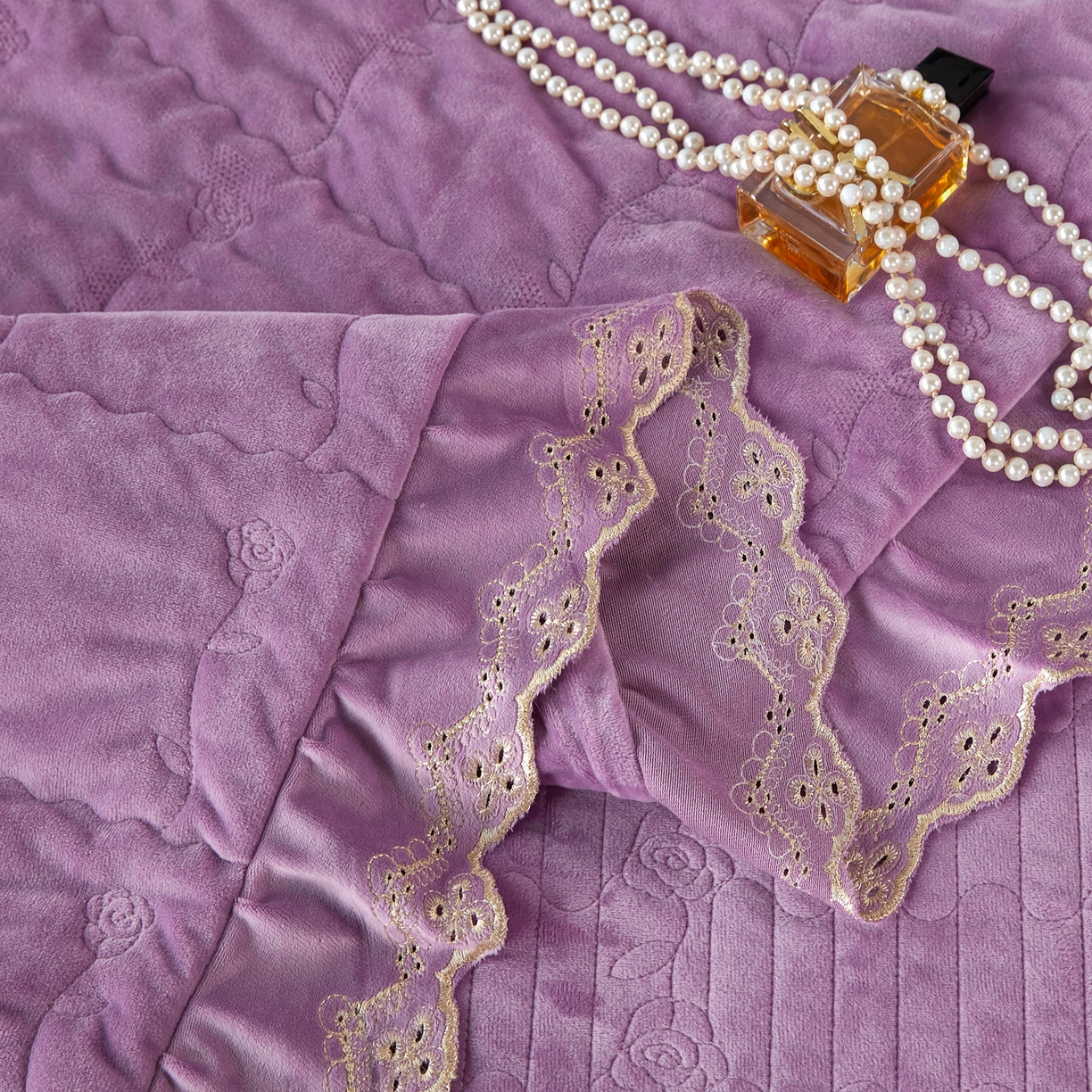 91家纺网 家纺一手货源 找家纺 青竹苑 2025新款婴儿绒宝宝绒玫瑰刺绣版床盖款四件套 慕达-紫