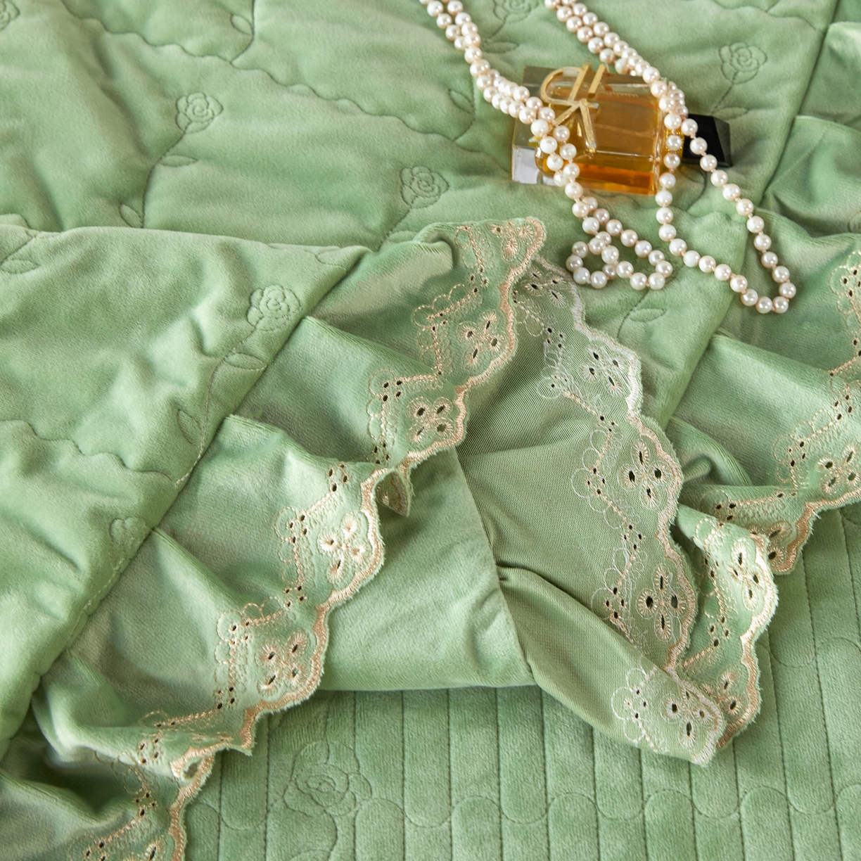 91家纺网 家纺一手货源 找家纺 青竹苑 2025新款婴儿绒宝宝绒玫瑰刺绣版床盖款四件套 慕达-绿