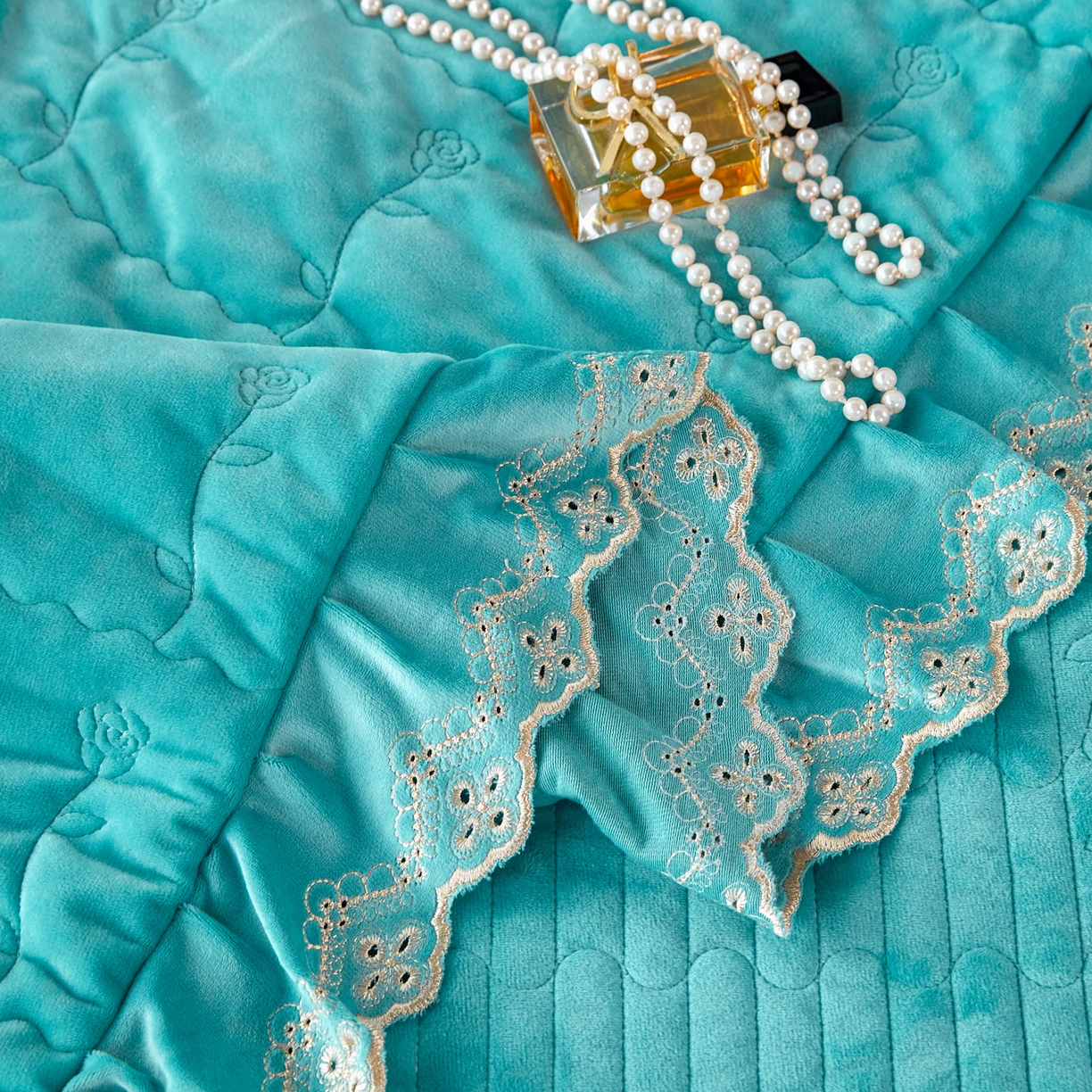 91家纺网 家纺一手货源 找家纺 青竹苑 2025新款婴儿绒宝宝绒玫瑰刺绣版床盖款四件套 慕达-青