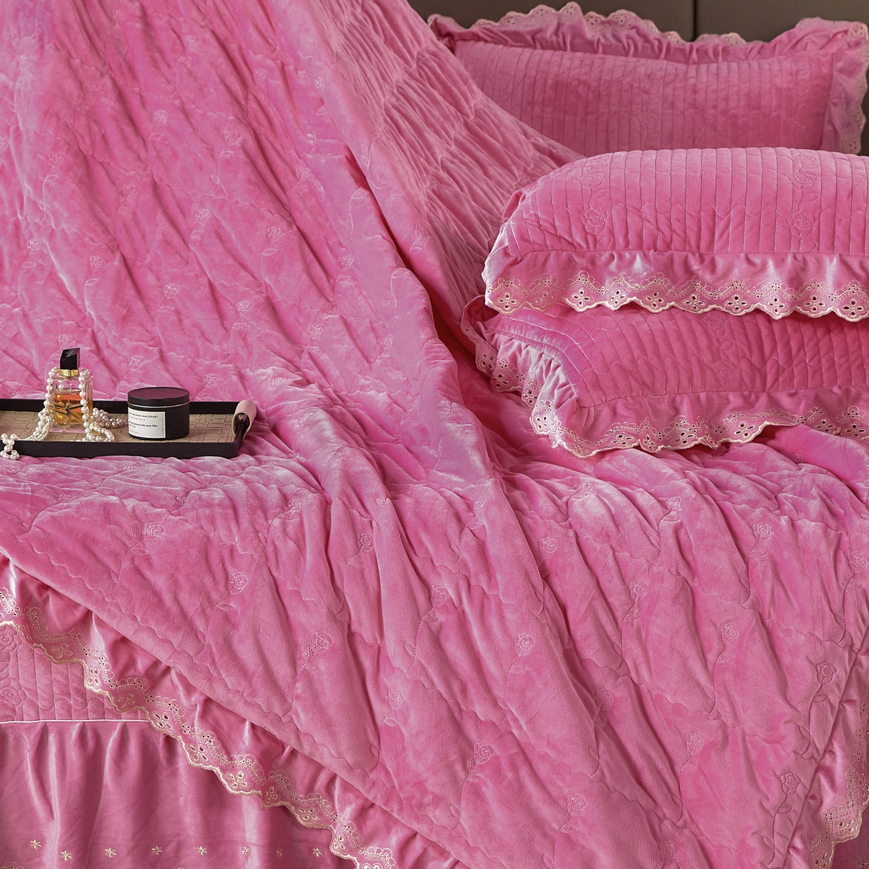 91家纺网 家纺一手货源 找家纺 青竹苑 2025新款婴儿绒宝宝绒玫瑰刺绣版床盖款四件套 慕达-妍红