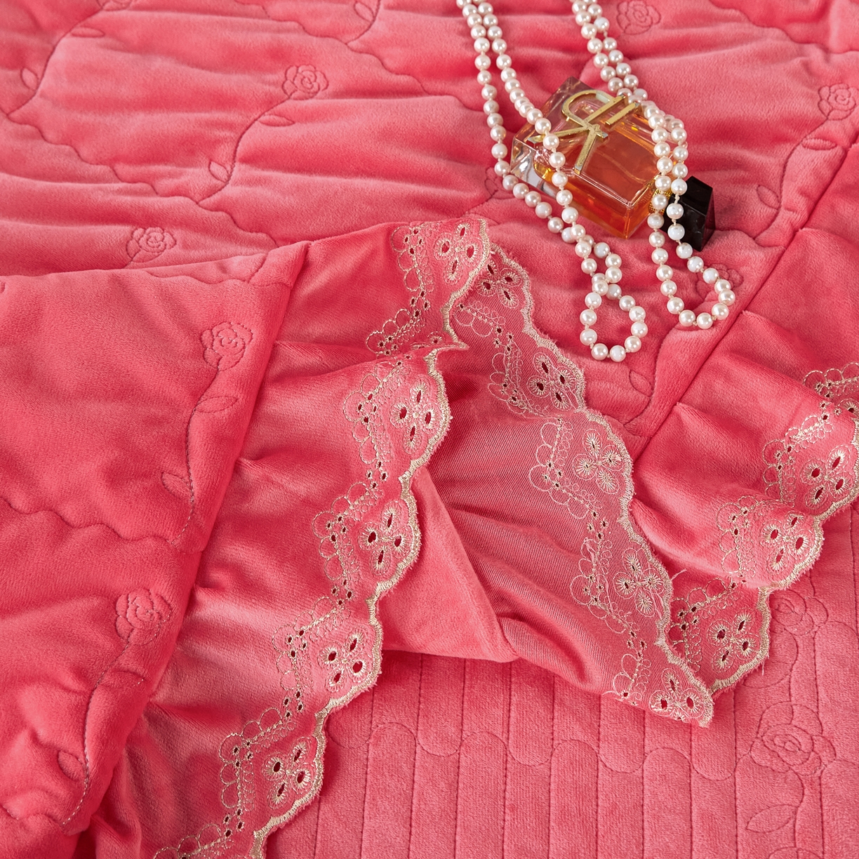 91家纺网 家纺一手货源 找家纺 青竹苑 2025新款婴儿绒宝宝绒玫瑰刺绣版床盖款四件套 慕达-深粉