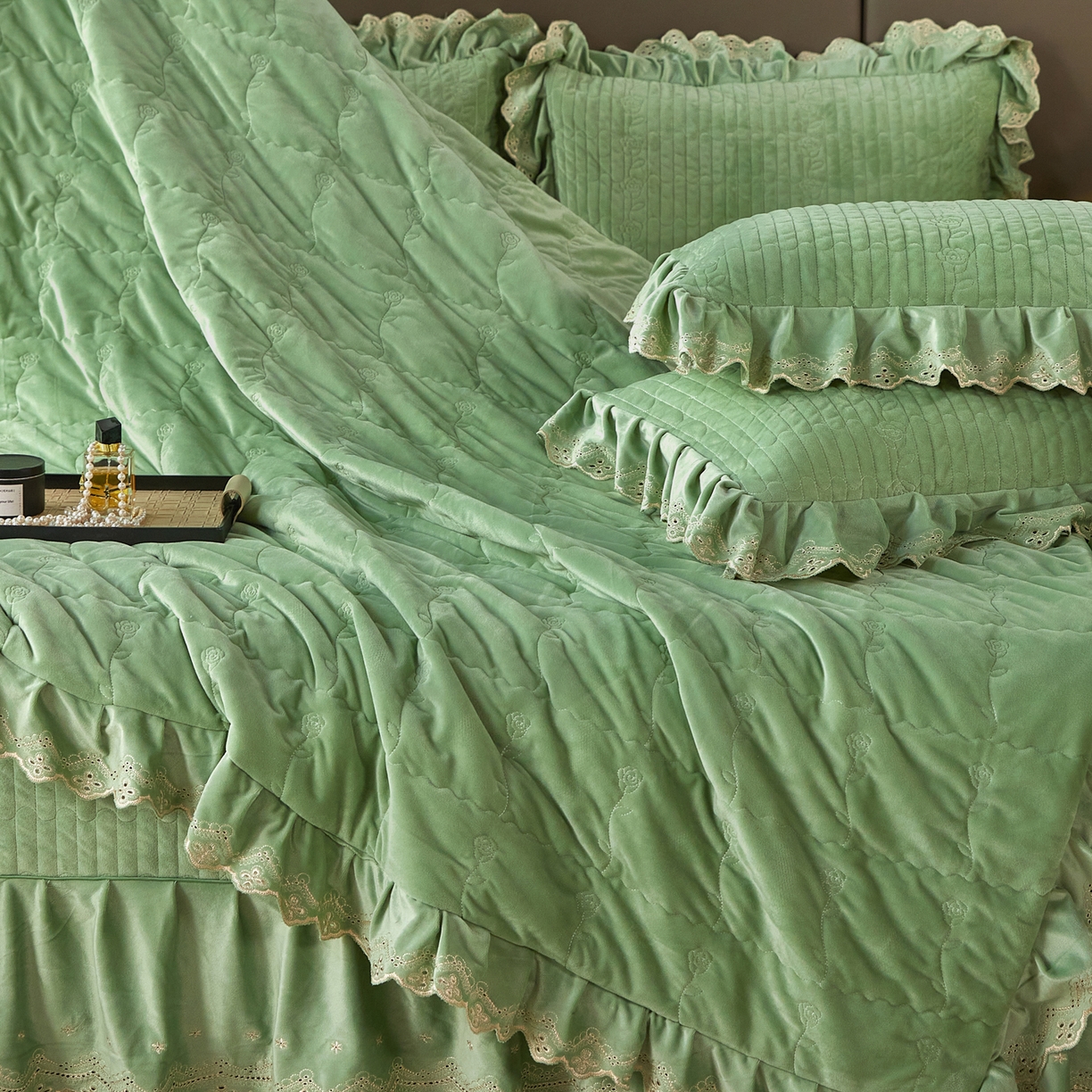 91家纺网 家纺一手货源 找家纺 青竹苑 2025新款婴儿绒宝宝绒玫瑰刺绣版床盖款四件套 慕达-绿