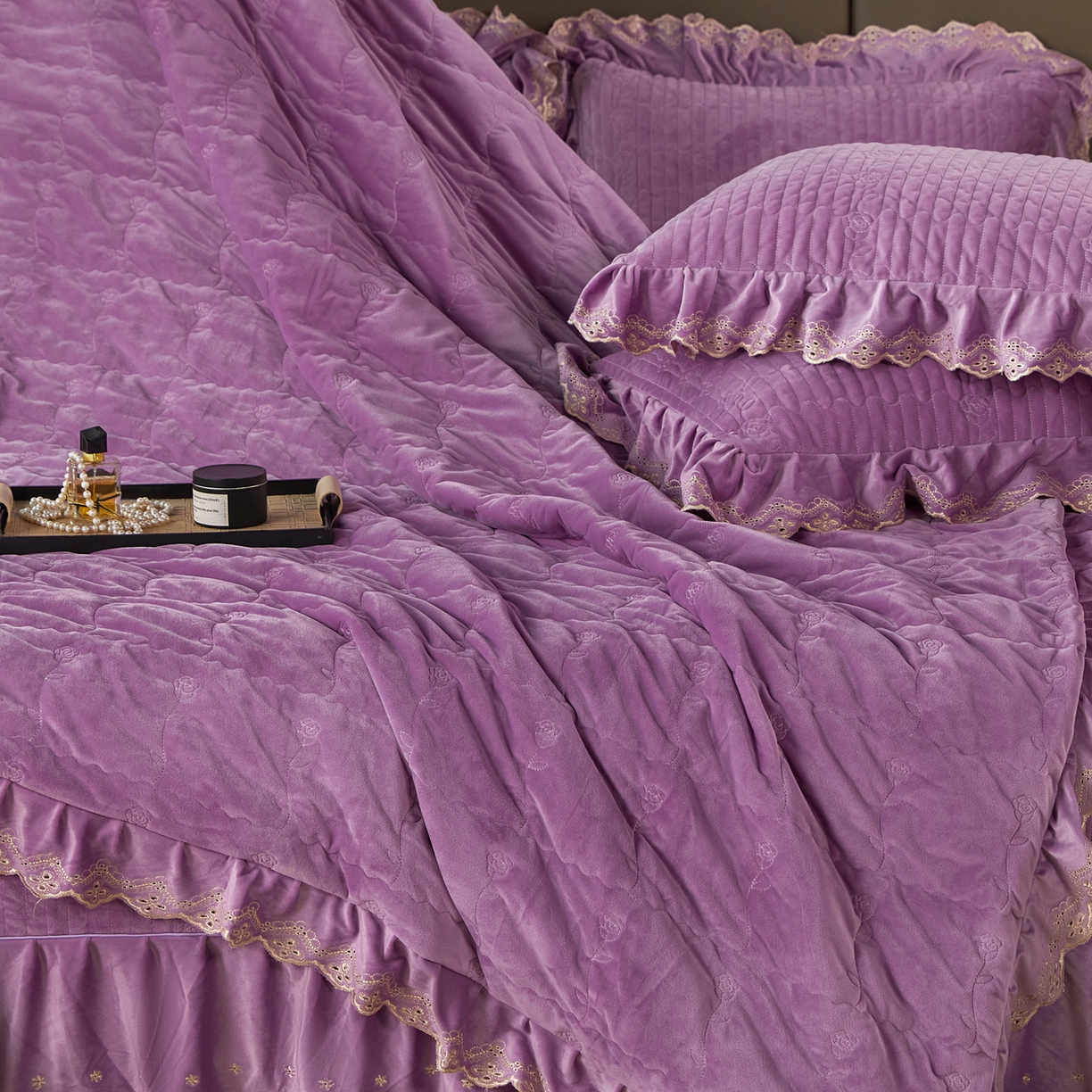 91家纺网 家纺一手货源 找家纺 青竹苑 2025新款婴儿绒宝宝绒玫瑰刺绣版床盖款四件套 慕达-紫