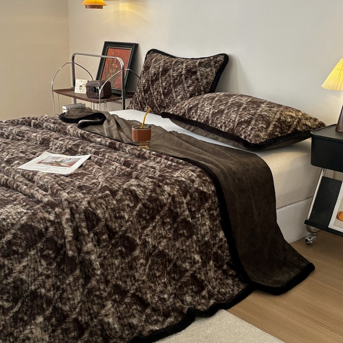 91家纺网 家纺一手货源 找家纺 （总）铠畅家纺 2025新款兔毛包边款仿兔毛被套毯牛奶绒被套毯子