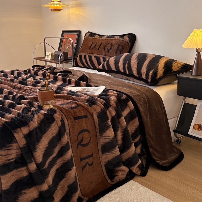 91家纺网 家纺一手货源 找家纺 （总）铠畅家纺 2025新款兔毛包边款仿兔毛被套毯牛奶绒被套毯子