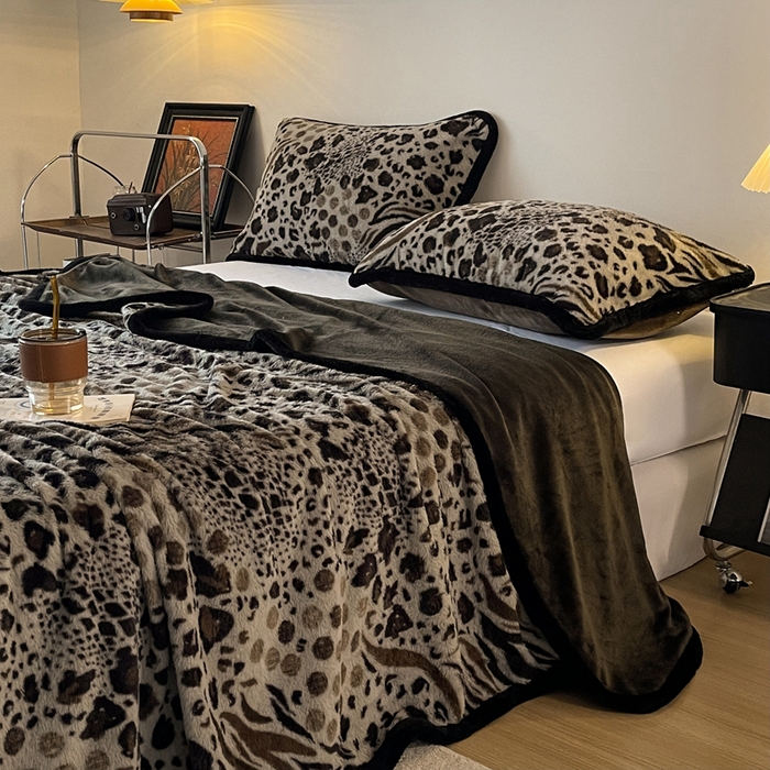 91家纺网 家纺一手货源 找家纺 （总）铠畅家纺 2025新款兔毛包边款仿兔毛被套毯牛奶绒被套毯子